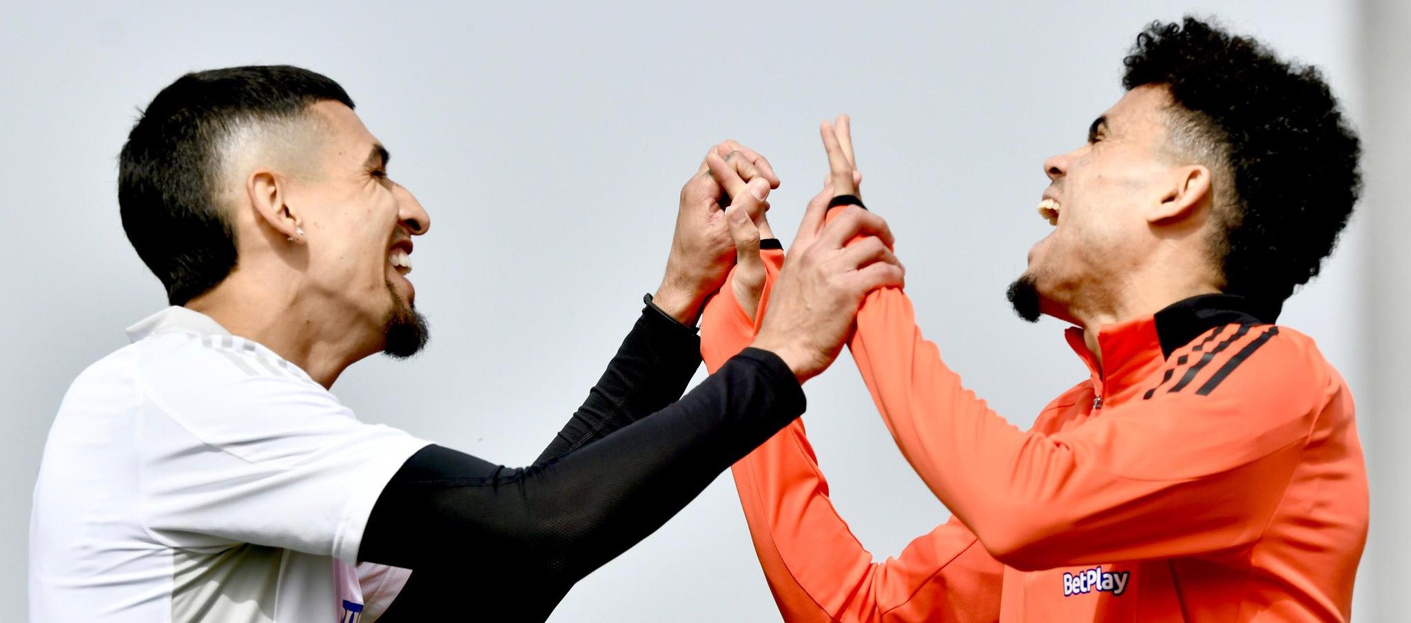 Daniel Mulñoz y Luis Díaz durante la práctica de Colombia, este lunes en Madrid. 