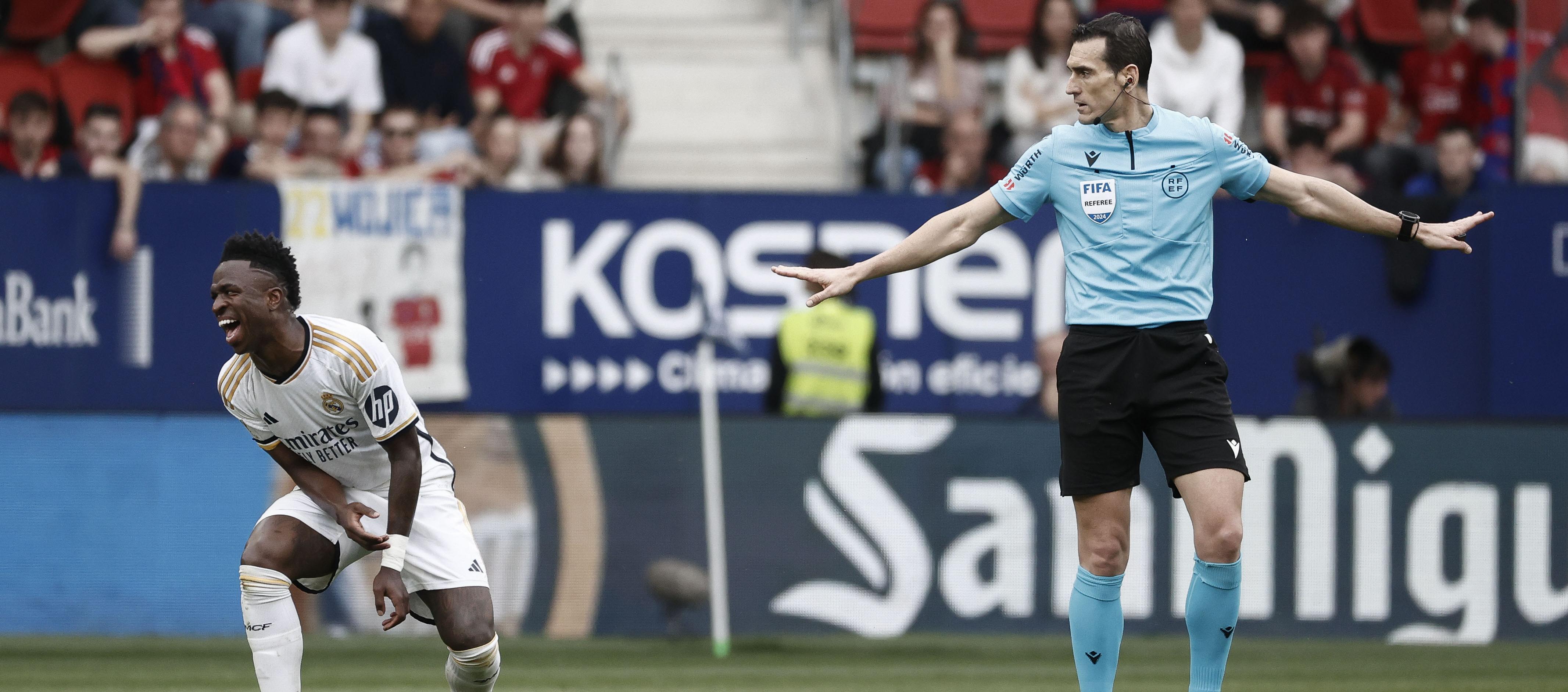 Vinicius reacciona tras ser amonestado por el árbitro Martínez Munuera.