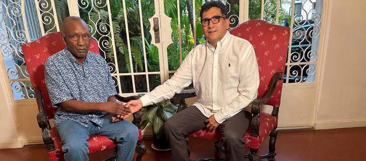 Pambelé acompañado del embajador de Colombia en Venezuela, Milton Rengifo.