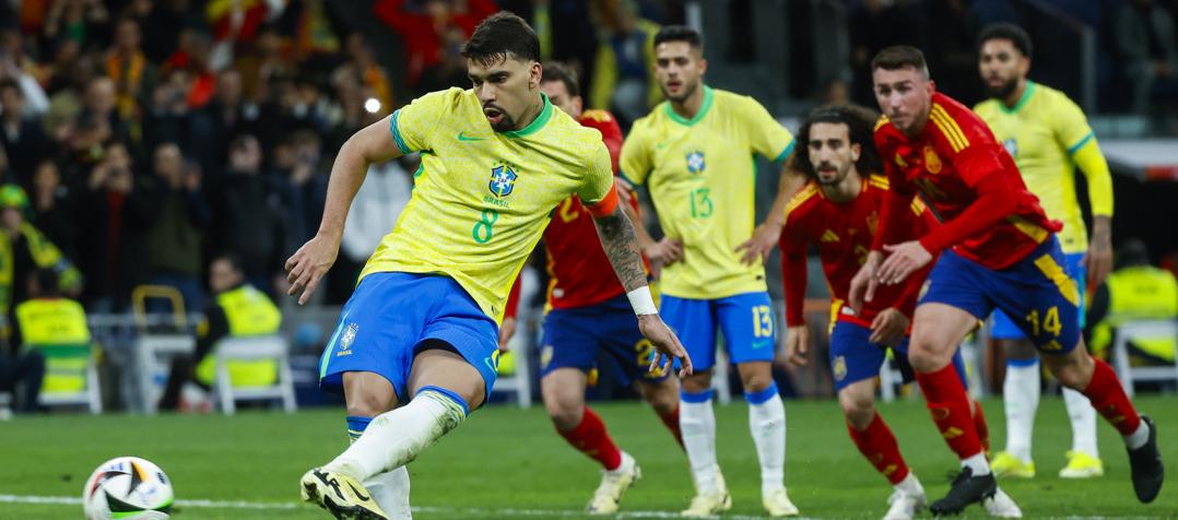 Lucas Paquetá, de penalti en tiempo de reposición, le dio el empate 3-3 a Brasil ante España.