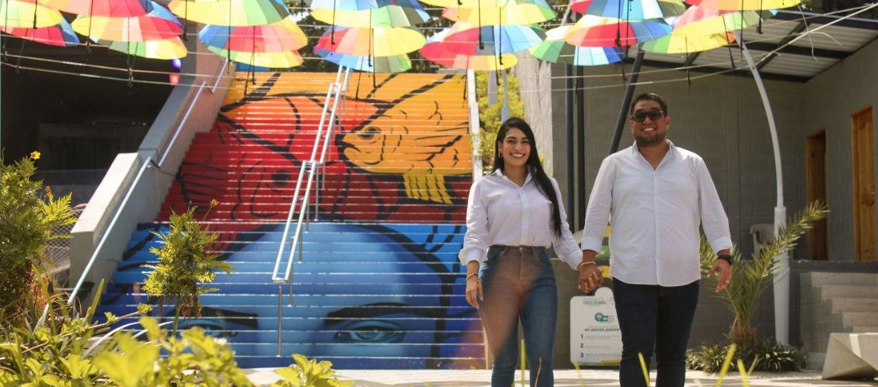 El alcalde Plinio Cedeño y la gestora social, Katherine De la Hoz, en el parque lineal de Vistamar