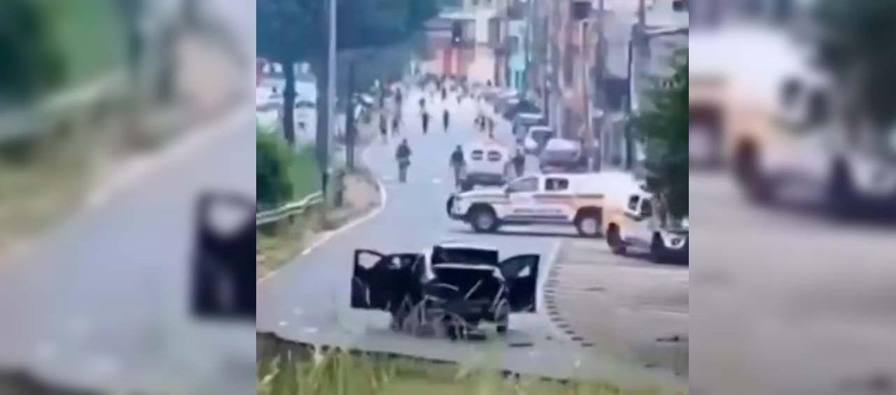 La Policia trató de dispersar a los dos bandos