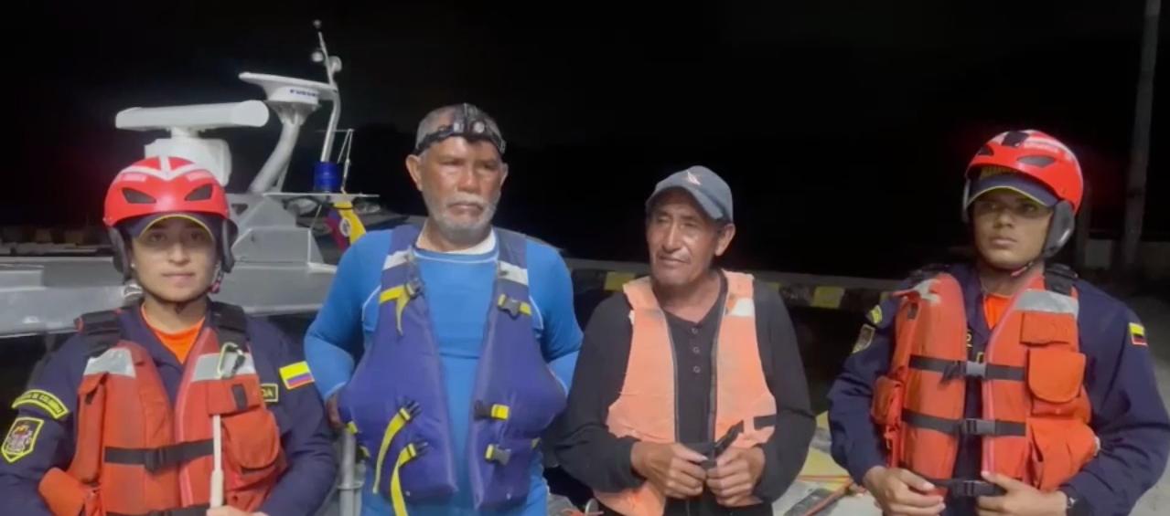 Los dos pescadores minutos después de ser rescatados
