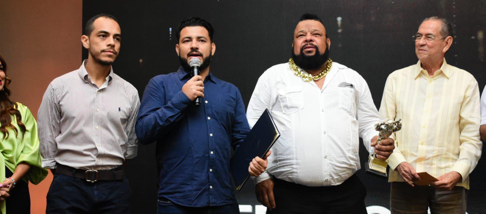 Los ganadores del Premio Promigas de crónicas de Carnaval en la categoría 'Colaborador habitual', con Libardo Alfonso Luna, quien personifica a 'Baracus'.