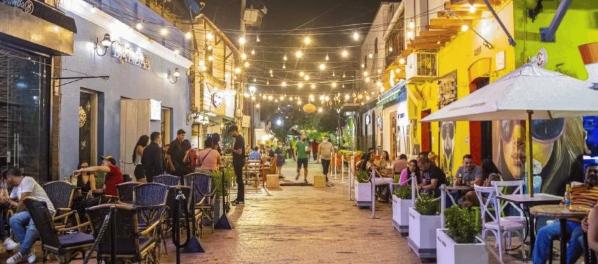 Imagen nocturna del Centro Histórico de Santa Marta