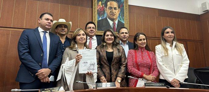 Los ocho miembros de la Comisión VII tras votar negativo la Reforma a la Salud