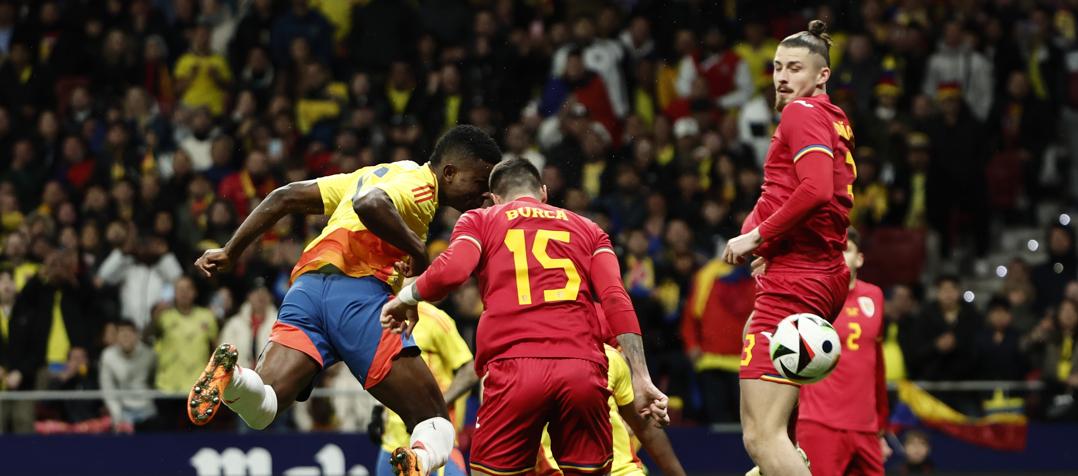 El cabezazo con el que Jhon Córdoba marcó el primer gol de Colombia contra Rumania.