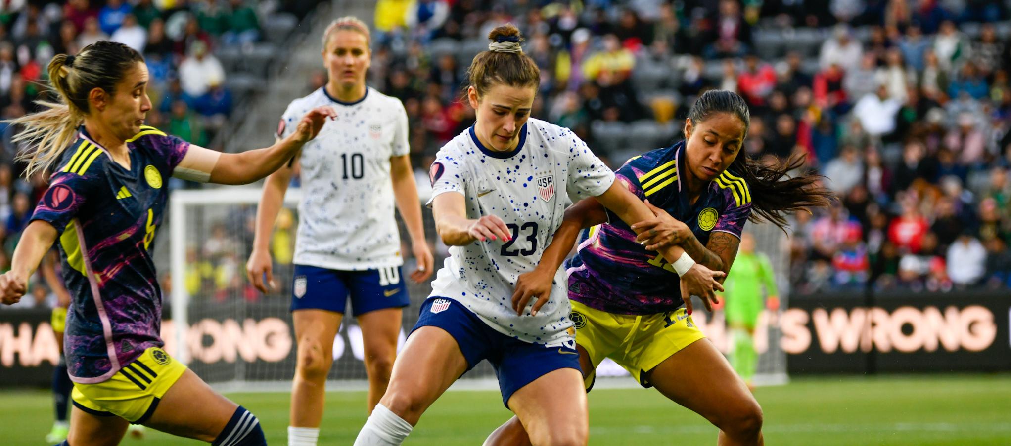 Daniela Montoya y Manuela Pavi intentan cerrarle el paso a Emily Fox. 