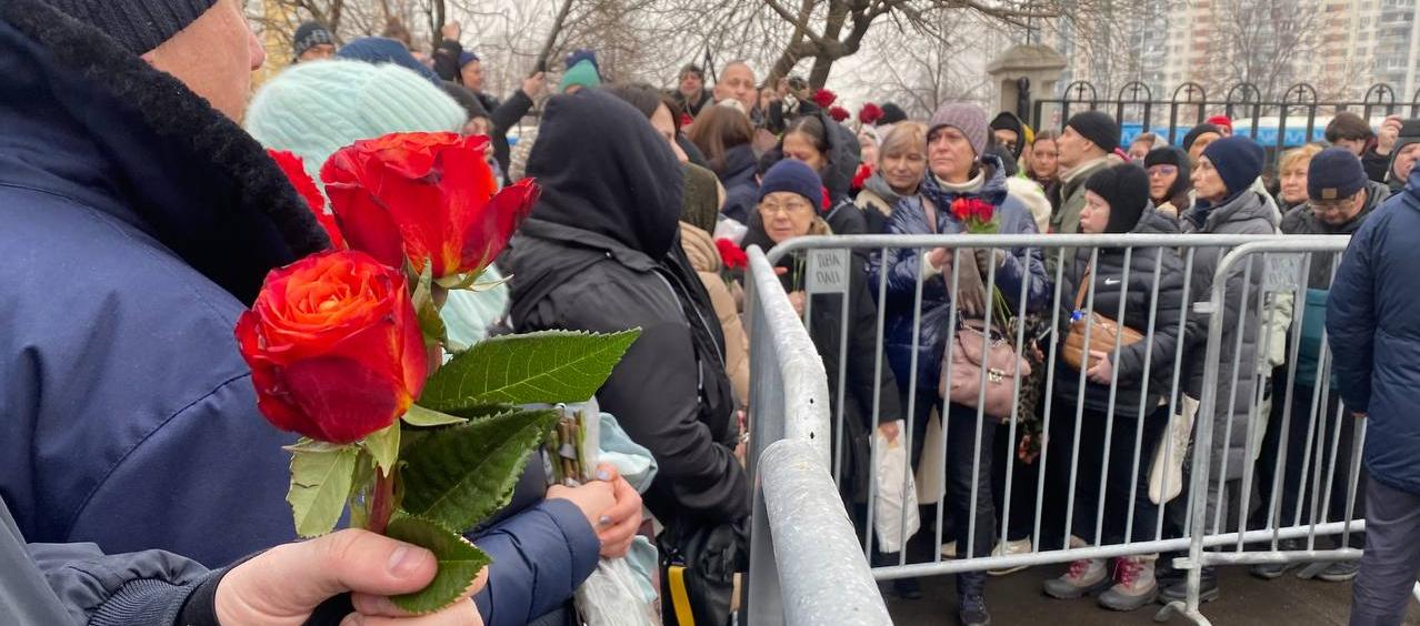 Centenares de personas hacen fila para despedir a Navalni