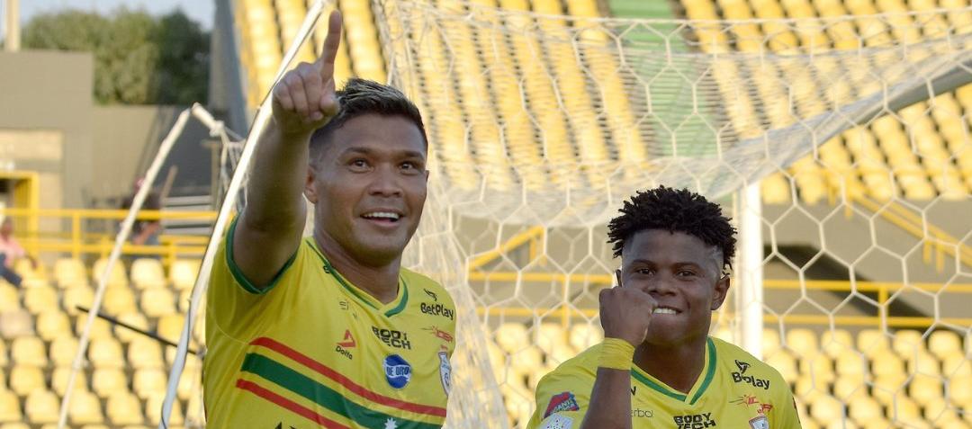 Teófilo Gutiérrez festeja su gol con Leyder Robledo. 