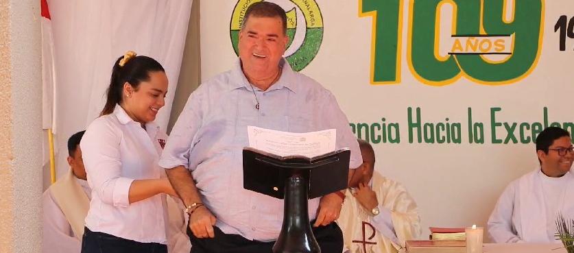 Momento en el que se le caen los pantalones a José Elías Chams.