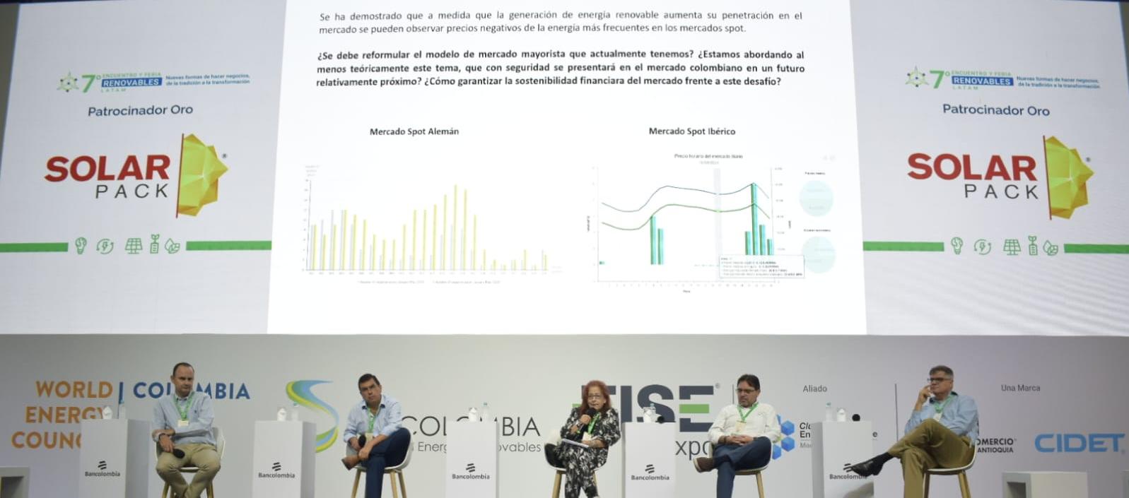 Panel en el Séptimo Encuentro de Energías Renovables donde XM dio la noticia.