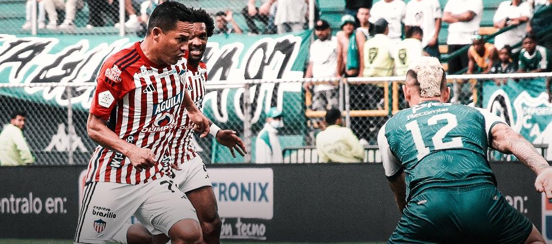 Carlos Bacca intenta un avance hacia el pórtico del Cali ante la marca de José Caldera. 