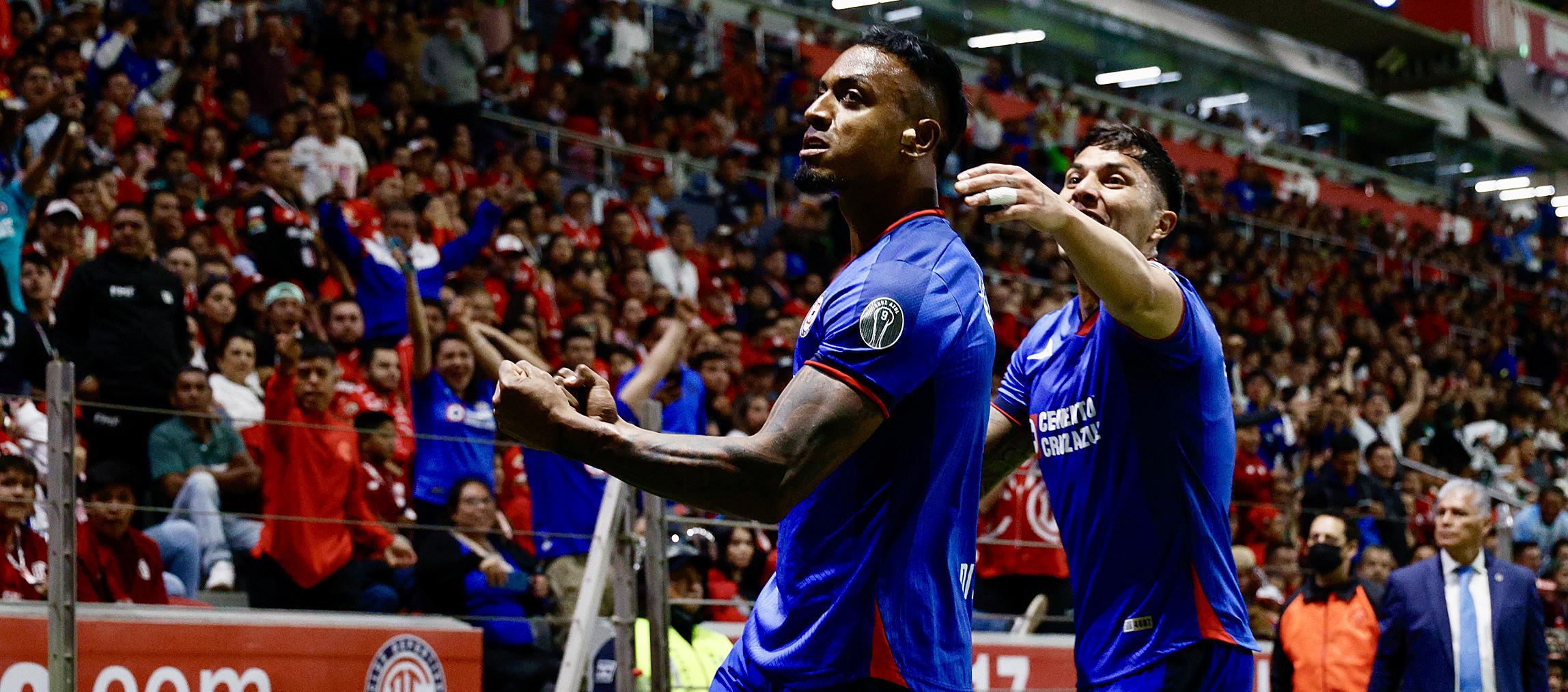Willer Ditta celebra su gol contra Toluca. Es su segundo en el torneo con Cruz Azul.