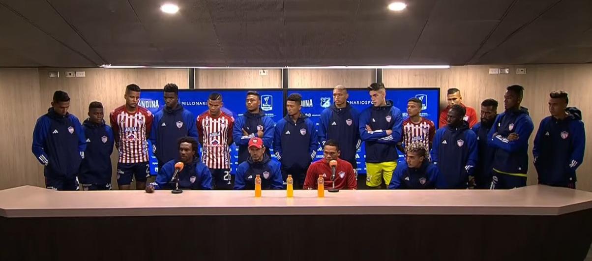 Los 18 jugadores de Junior acompañaron al técnico Arturo Reyes en la rueda de prensa.  