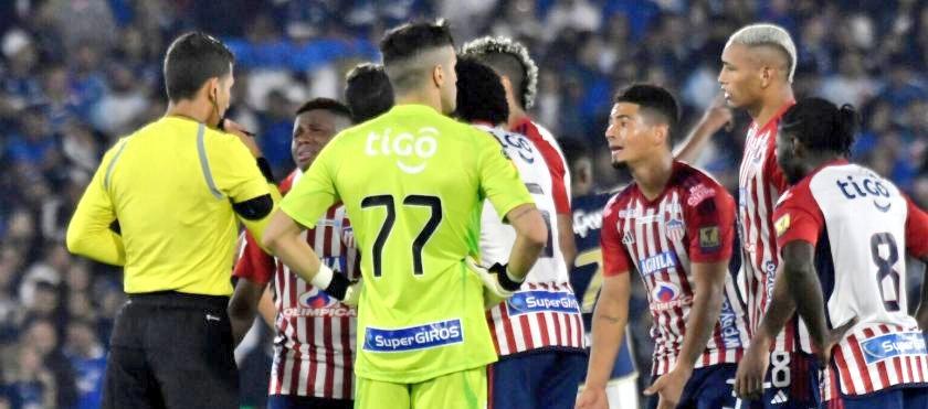 La protesta colectiva de los jugadores del Junior al árbitro Jorge Duarte.