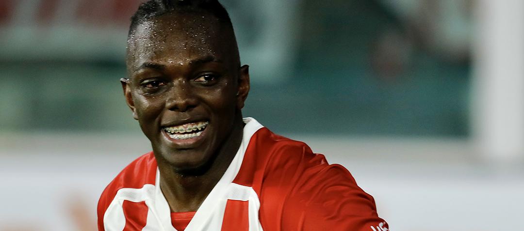 Edwuin Cetré festeja tras convertir, de penalti, el gol del empate de Estudiantes ante Boca. 