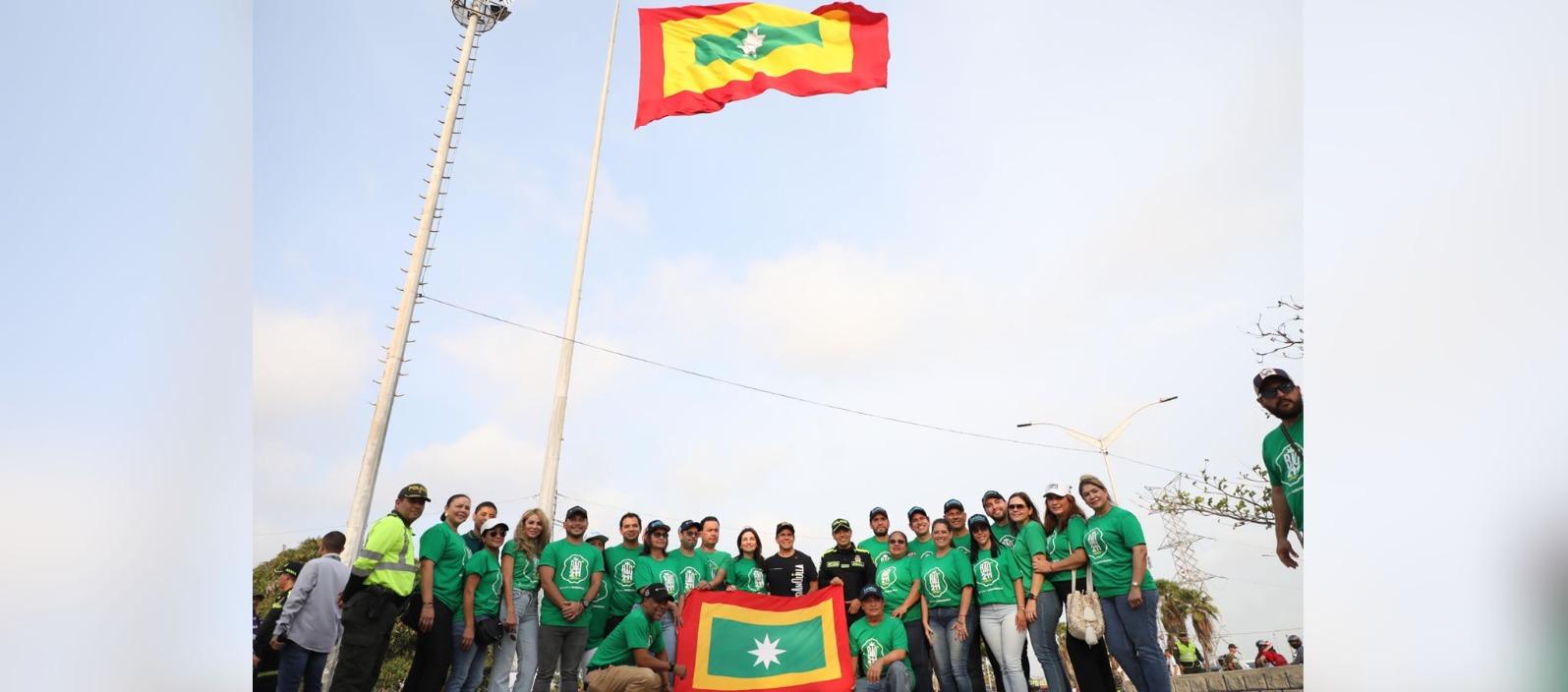 La foto oficial del alcalde Alejandro Char, la primera dama Katia Nule, y los miembros del gabinete con el fondo de la bandera a 70 metros de altura