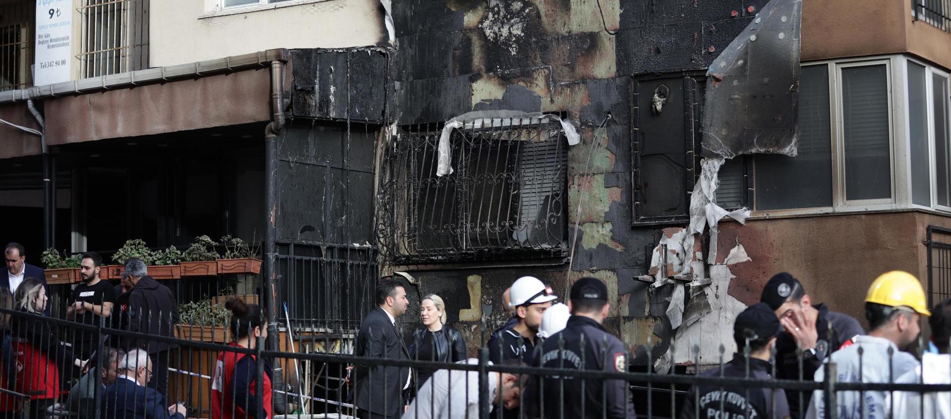 Organismos de socorro ingresan al club nocturno incendiado que funciona en el sótano
