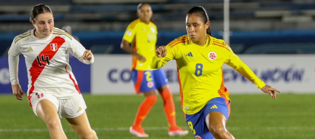 La colombiana Natalia Hernández avanza ante la marca de la peruana Valerie Gherson. 