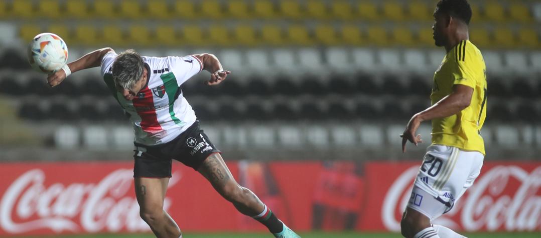 Junior Marabel, de Millonarios, cabecea hacia el arco de Millonarios, ante la mirada de Danovis Banguero.