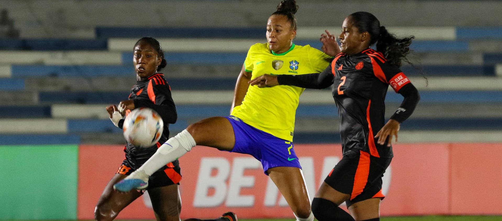 La brasileña Milena Ferreira disputa la pelota con Mary José Álvarez. 