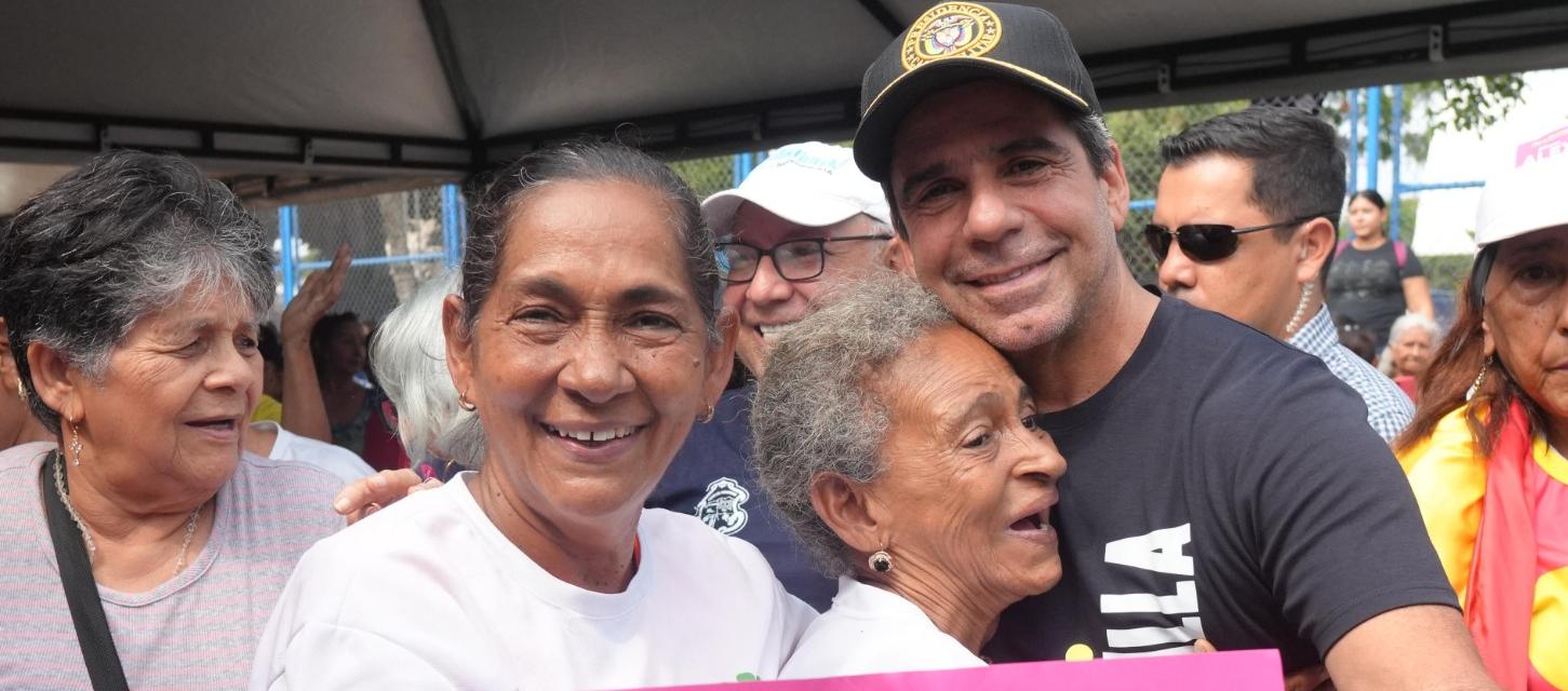 Alcalde Char junto a adultos mayores.