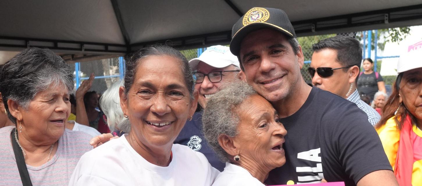 Alcalde Char junto a adultas mayores. 