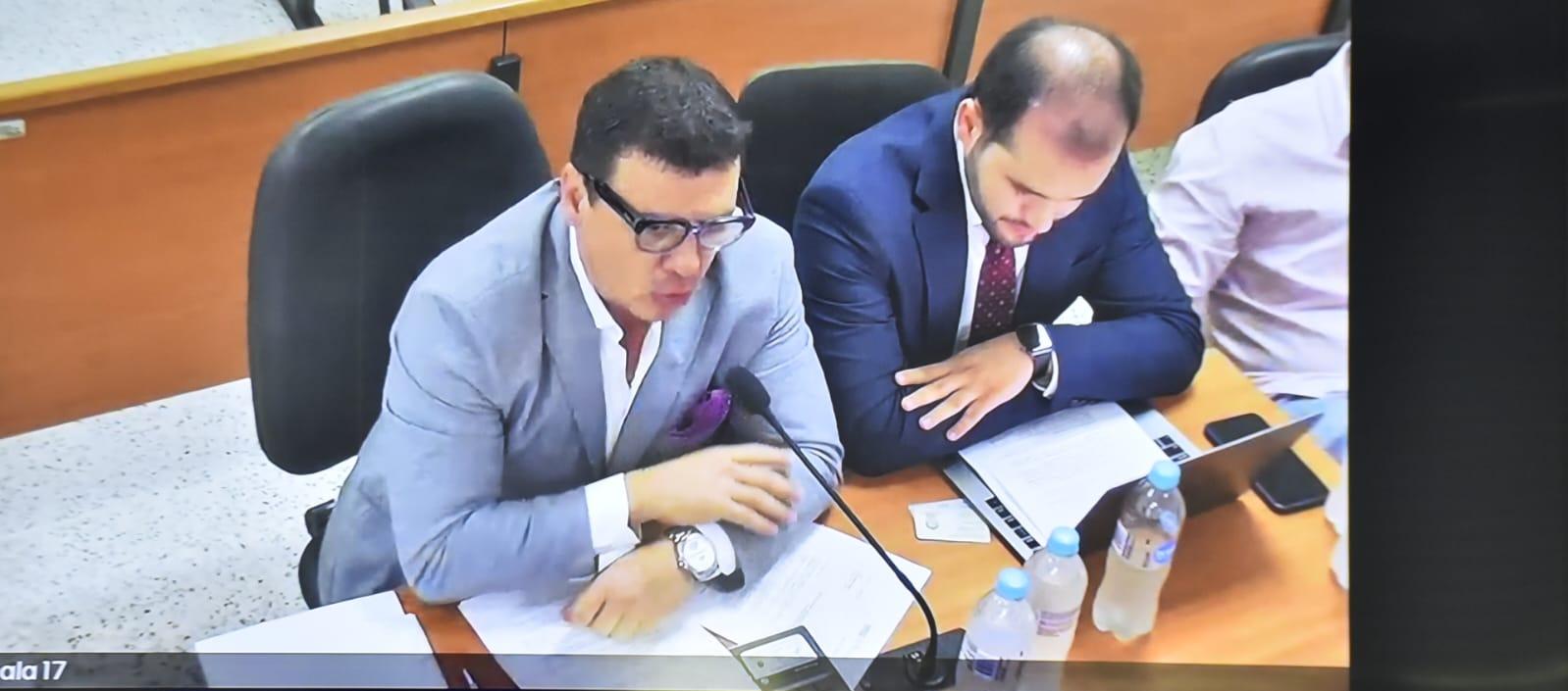 Diego Henao Vargas (izquierda) abogado de Nicolás Petro. 