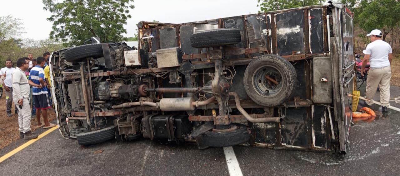 Furgón volcado tras el accidente. 