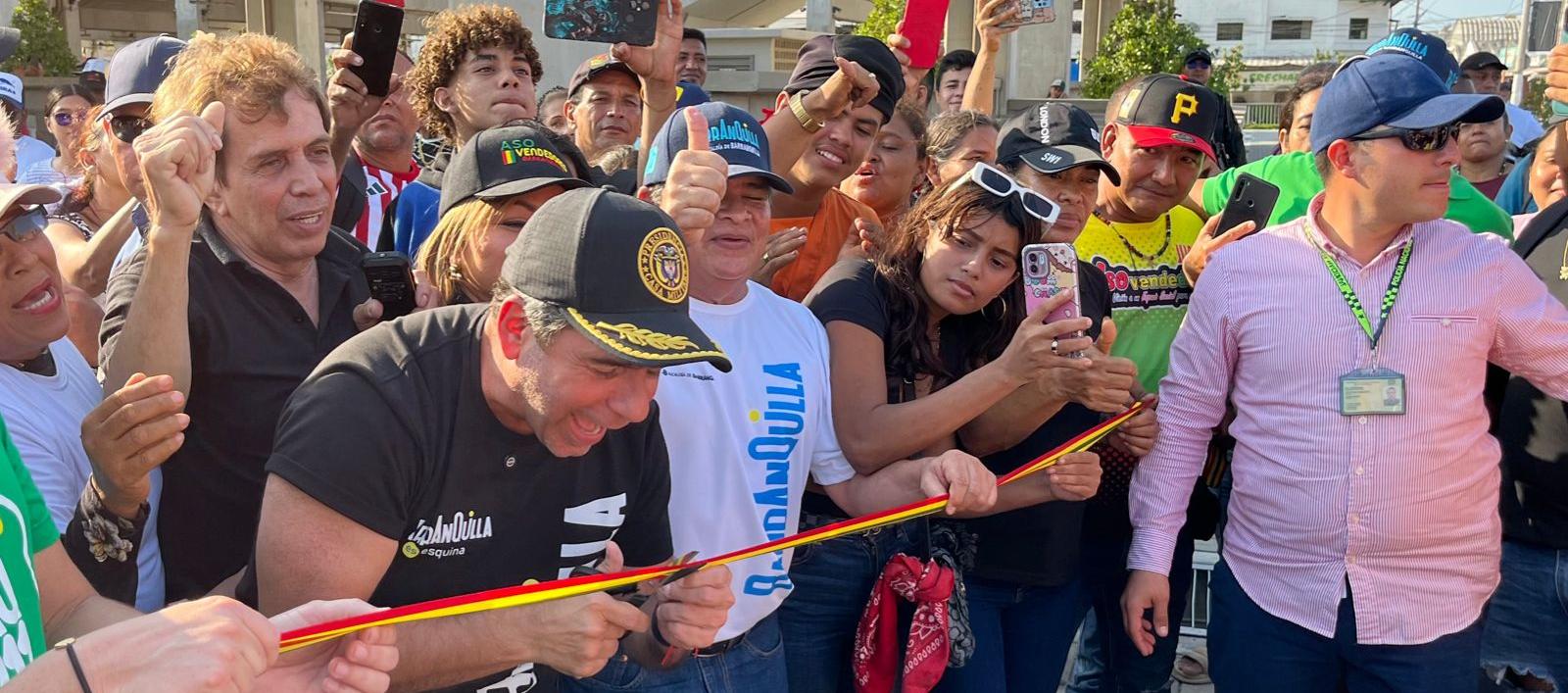 El alcalde Alejandro Char dando al servicio el Gran Bazar.