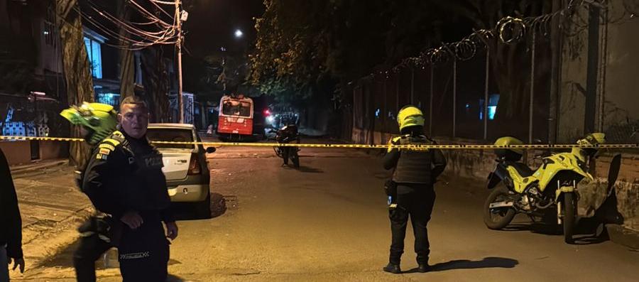 Las autoridades acordonaron la zona del atentado. 