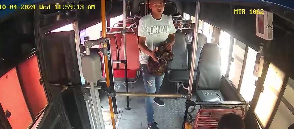 Momento del atraco en bus en el barrio El Bosque. 