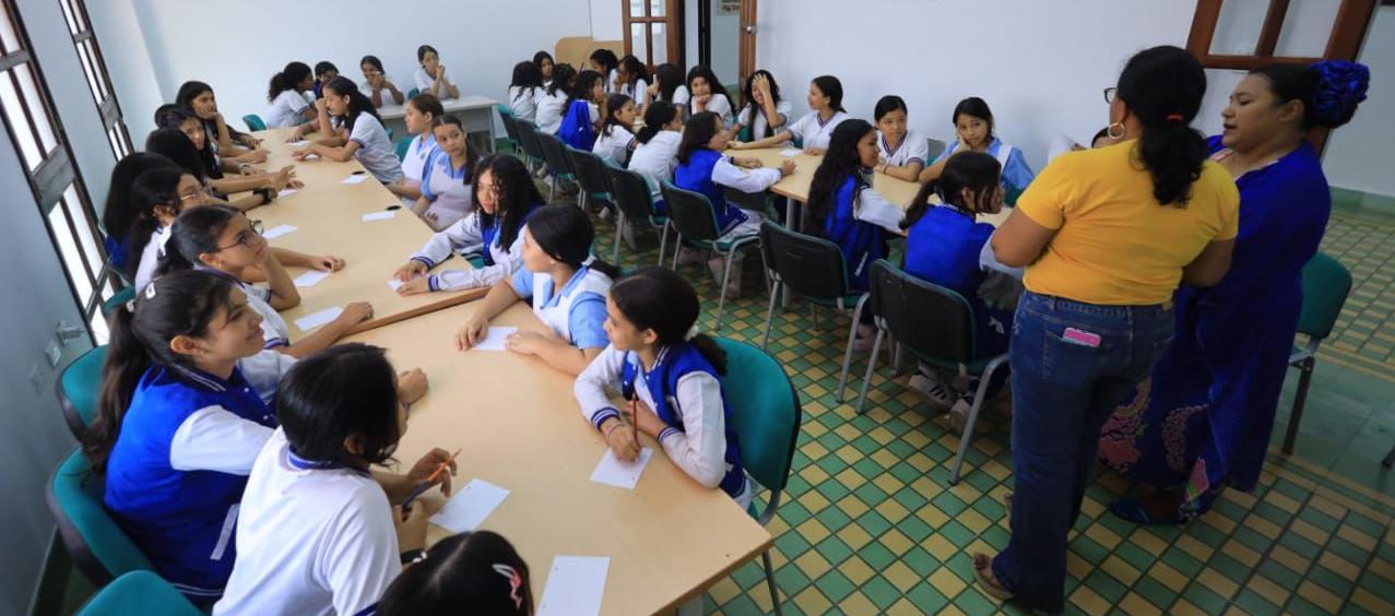Estudiantes visitando la Biblioteca Departamental. 