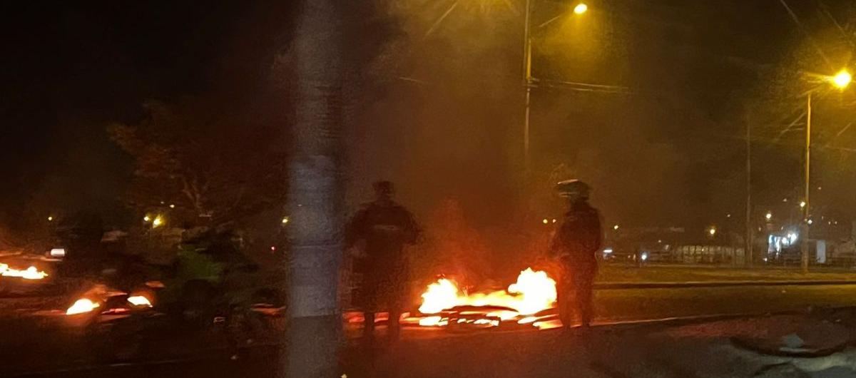 La Policía tuvo que desbloquear las vías. 