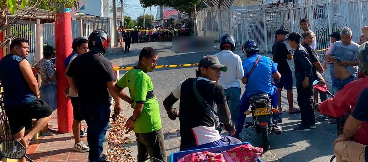 La víctima vestía un buzo rojo, jean azul y tenis negros