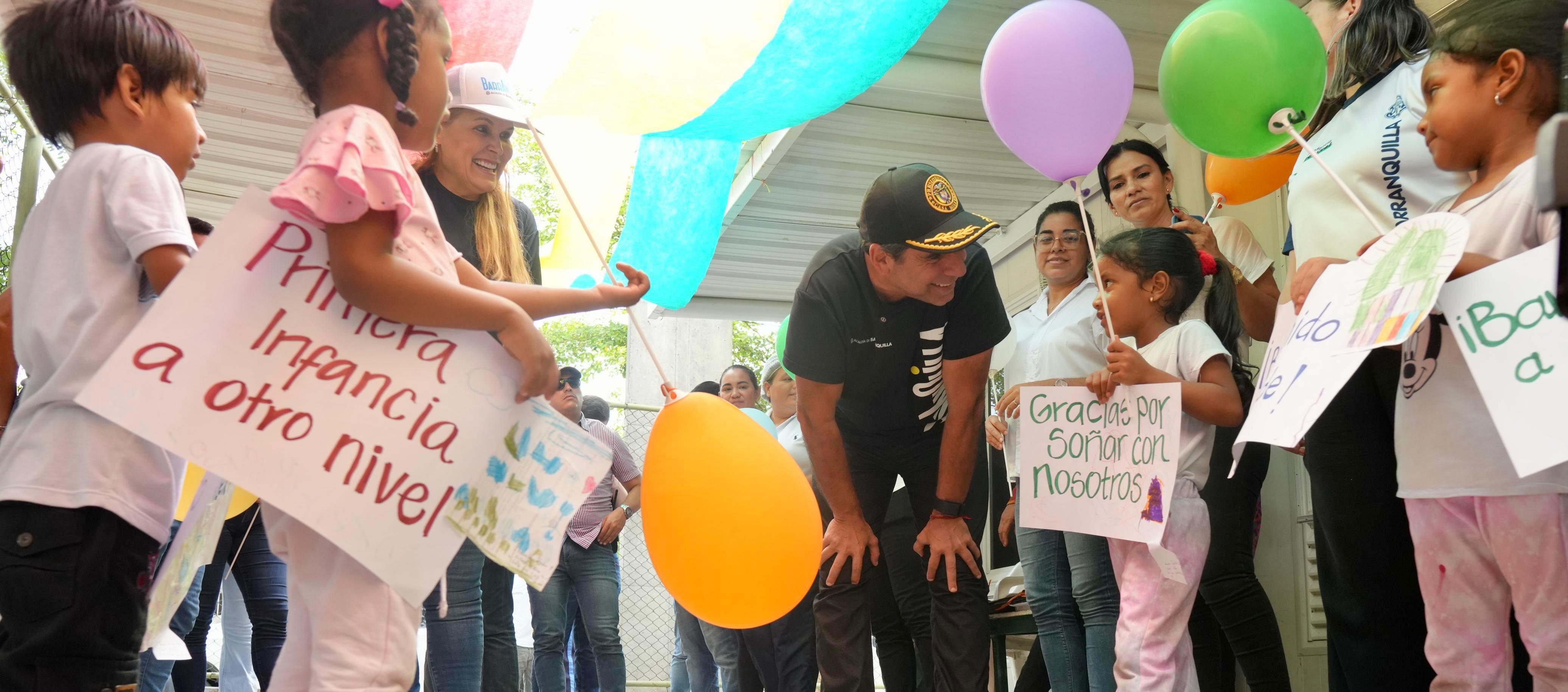 Alcalde Char con niños de la primera infancia