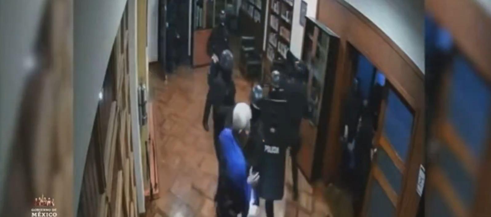 Momento del ingreso de las fuerzas armadas de Ecuador a la embajada mexicana. 