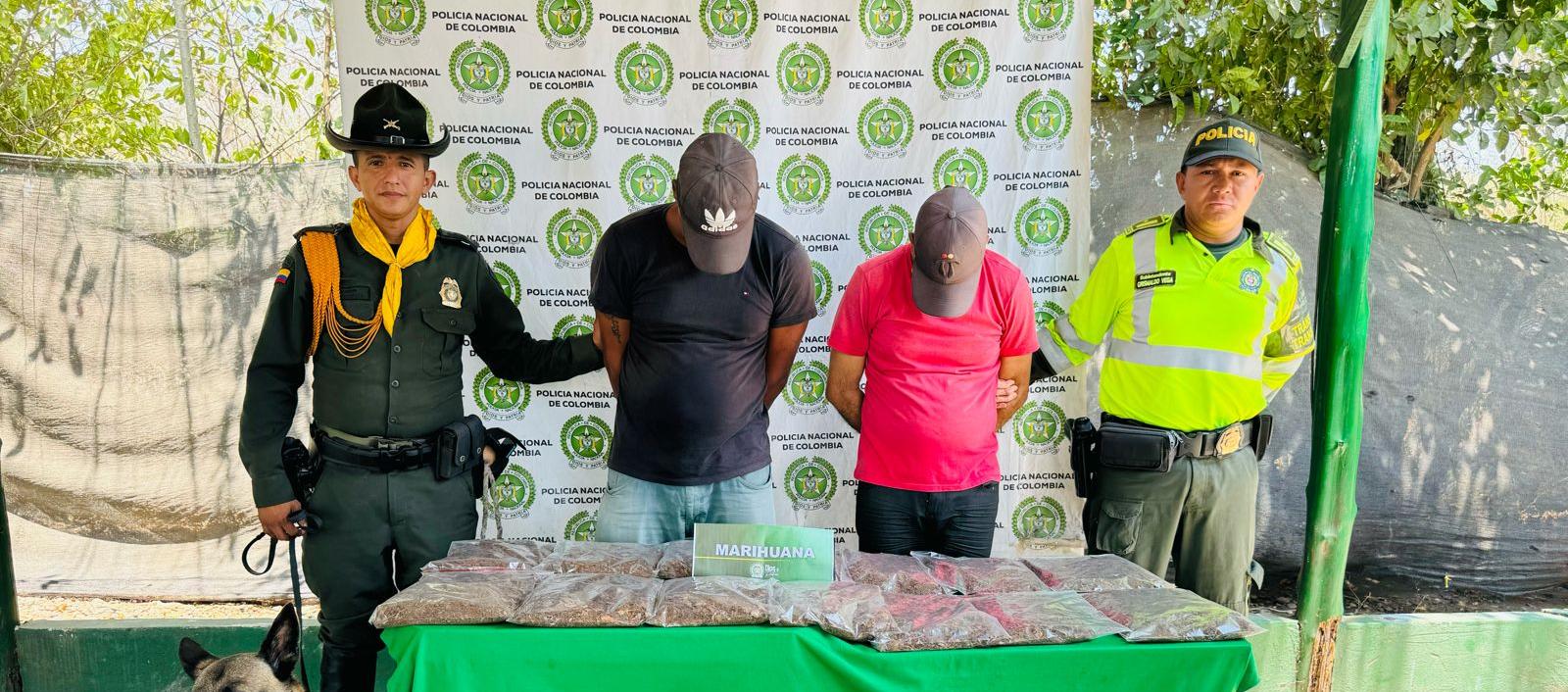 Los dos capturados con marihuana. 