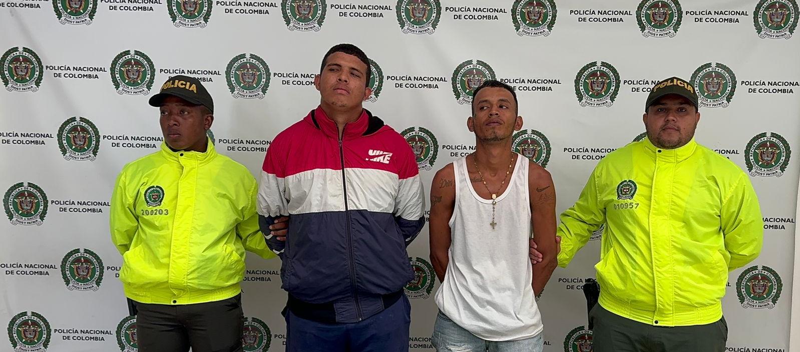 Los dos capturados por la Policía. 