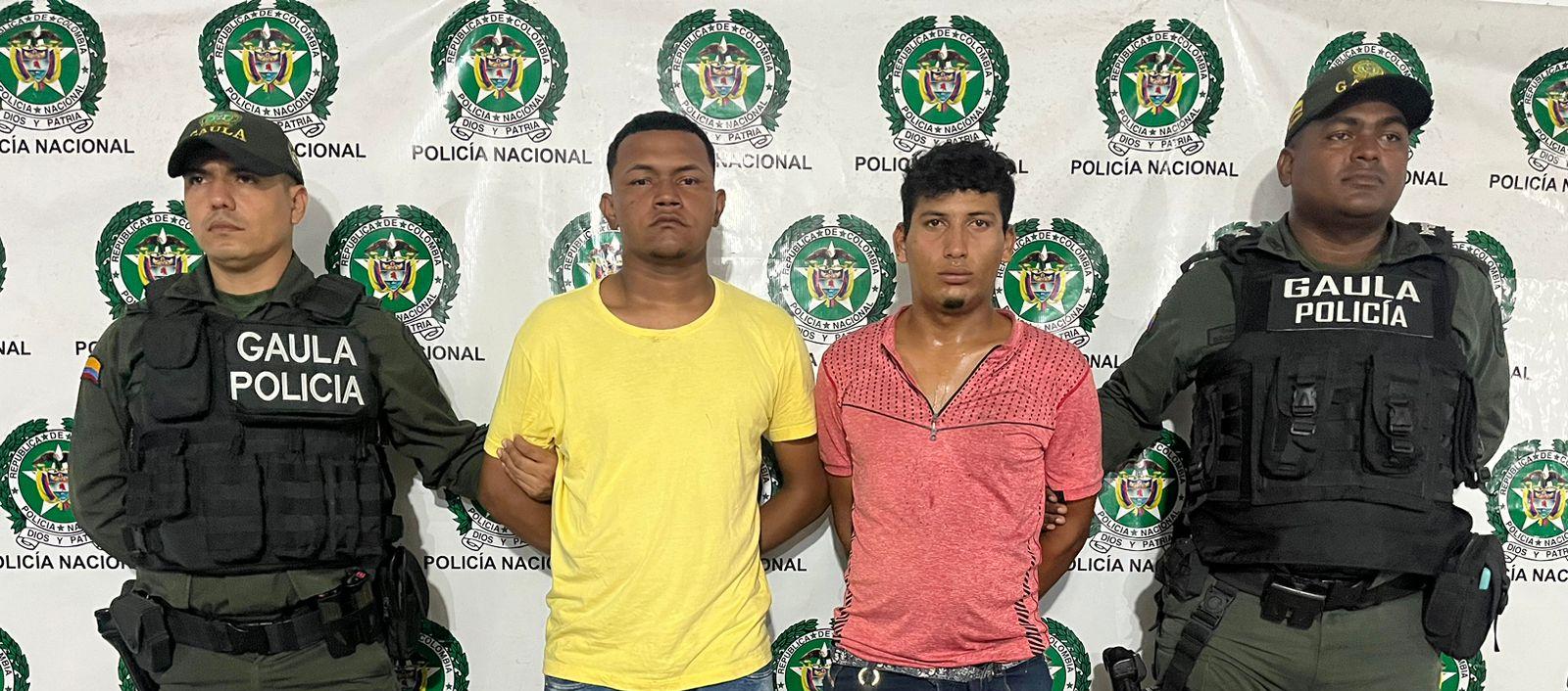 Los dos presuntos extorsionistas capturados. 