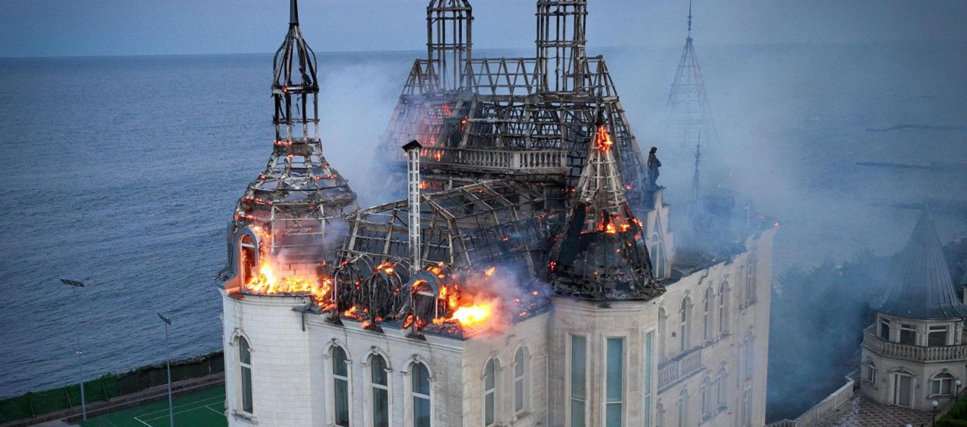 El castillo incendiado tras ser impactado por misiles. 