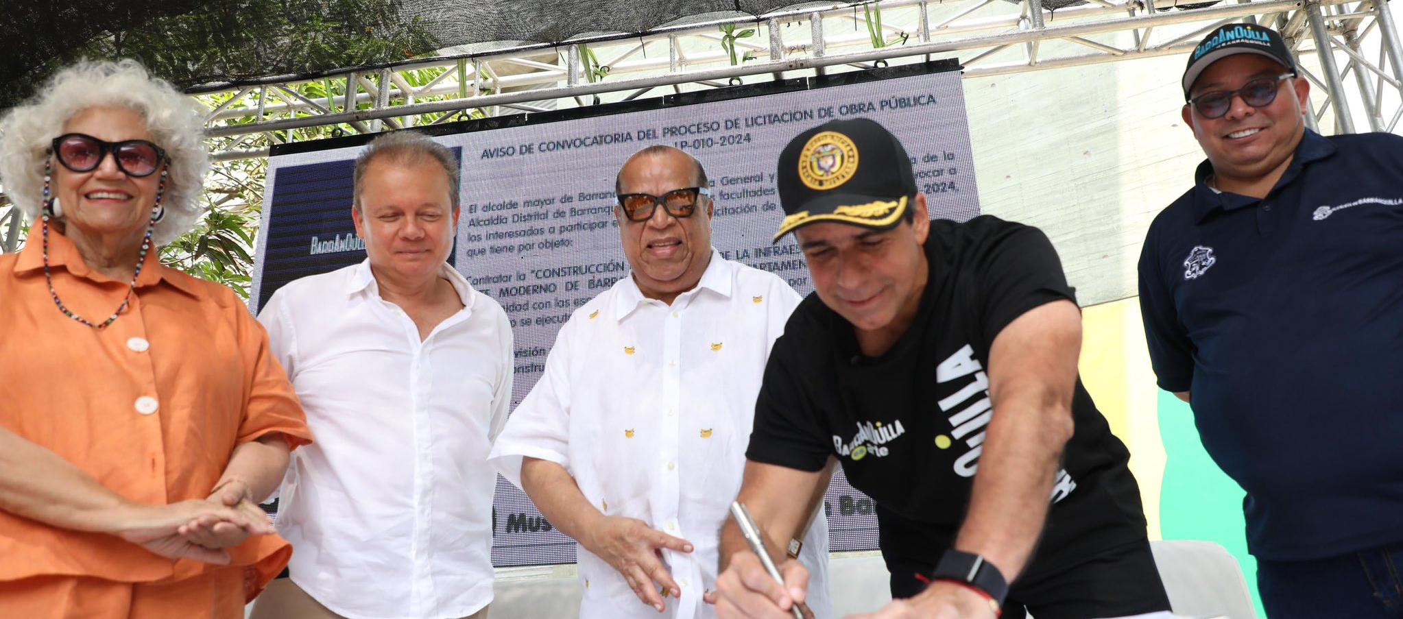 María Eugenia Castro, directora del MAMB; Filiberto Mancini, Junta Directiva MAMB, el alcalde Alejandro Char, el pintor Álvaro Barrios y el secretario de Cultura, Juan Carlos Ospino.