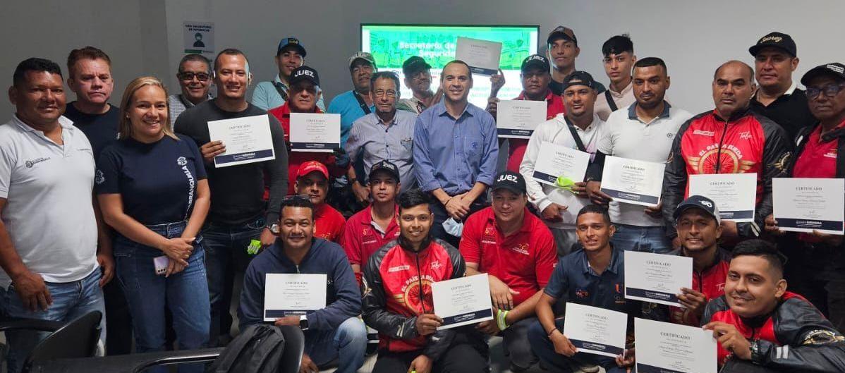 Clausura del primer curso técnico en cultura vial para ciclistas, moto acompañantes y jueces de ciclismo.