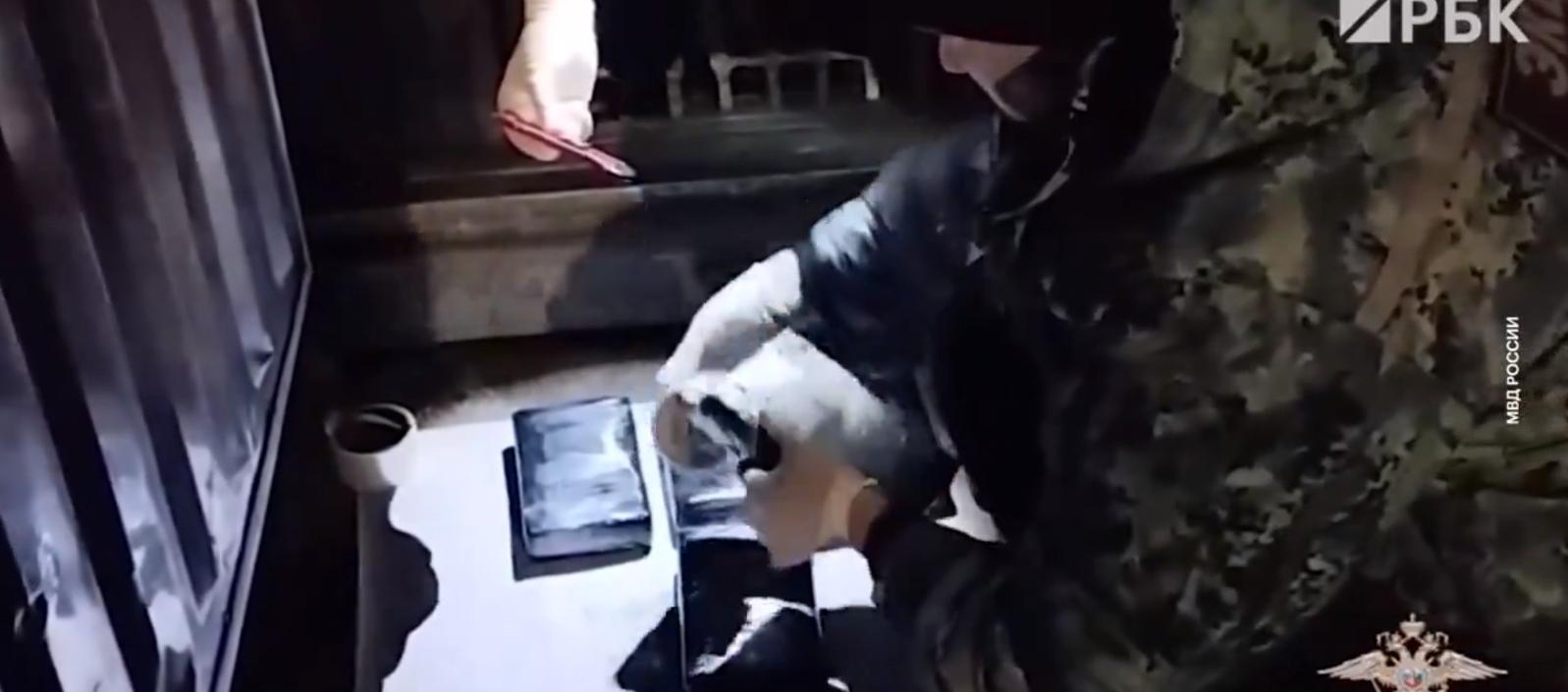 La droga estaba escondida debajo de los plátanos dentro de nueve cajas.