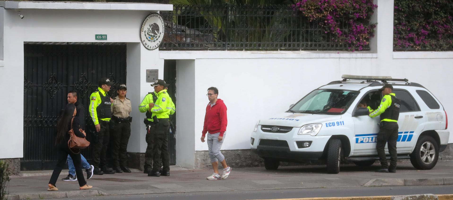 entrada a la Embajada de México este sábado en Quito (Ecuador). 
