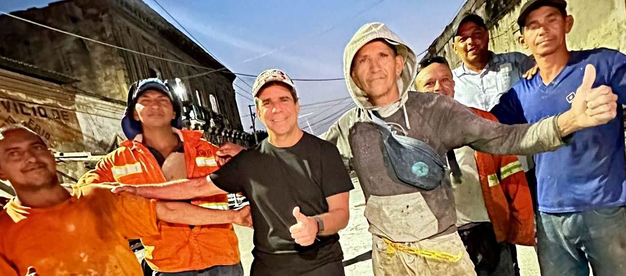 El alcalde Alejandro Char supervisando las obras. 