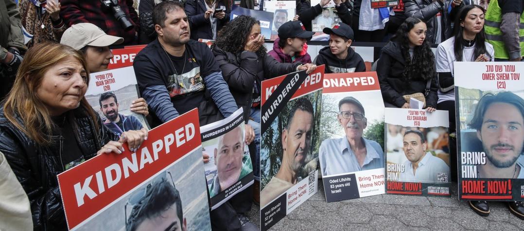 Los miembros de la familia de rehenes, cerca de la Sede de las Naciones Unidas