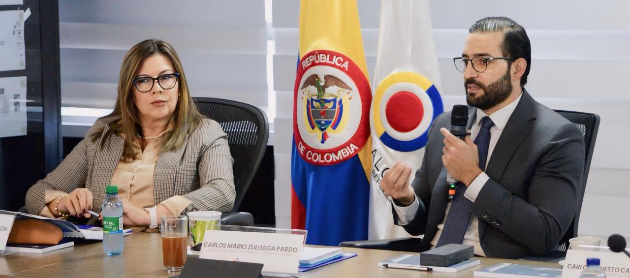 La fiscal general Luz Adriana Camargo y el contralor (e), Carlos Mario Zuluaga.