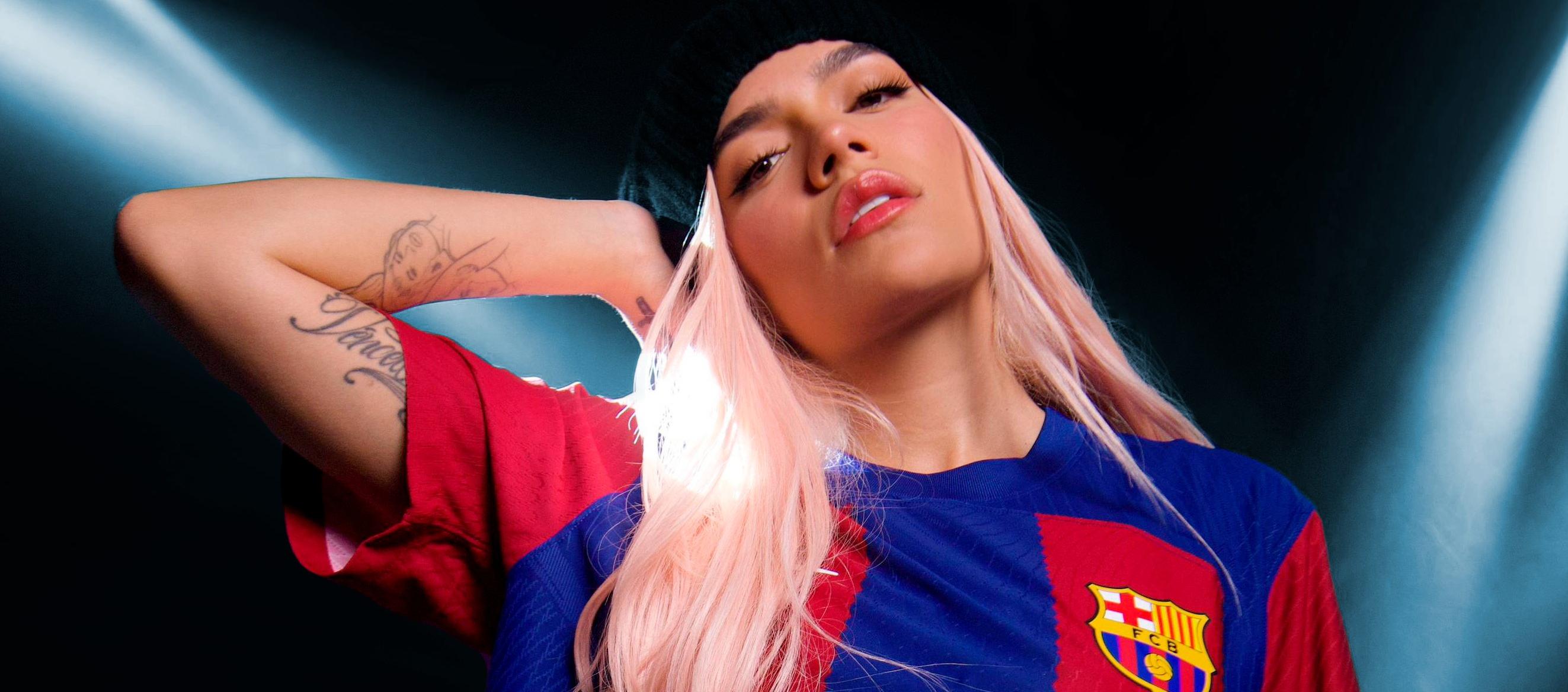 Karol G con la camiseta y el logo.